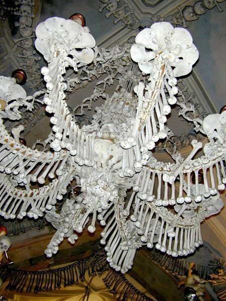 Люстра из человеческих костей - жуткий памятник старины