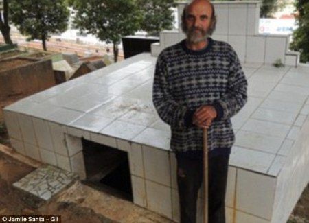 Бездомный бразилец живет на кладбище