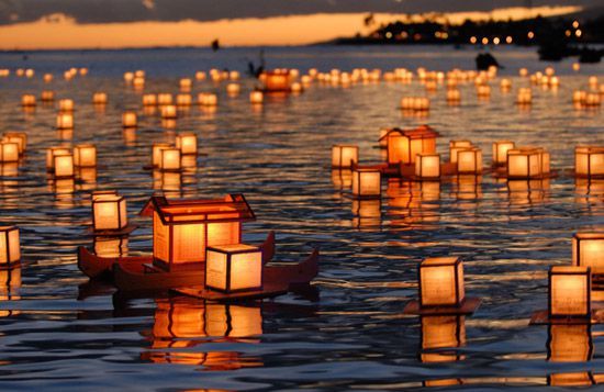Традиционные японские фонарики показывают душам путь