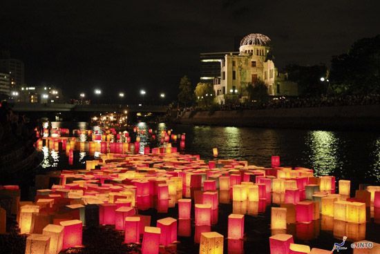 Празднование дня поминовения Обон в Хиросиме
