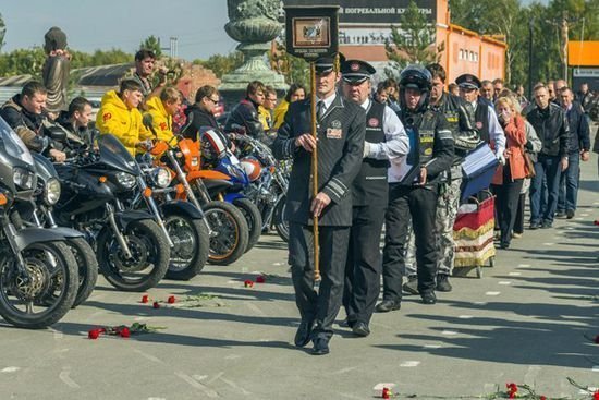 Церемония прощания с погибшим байкером Дмитрием Медведевым