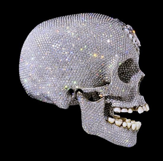 Копия черепа XVIII века, выполненная из платины и бриллиантов