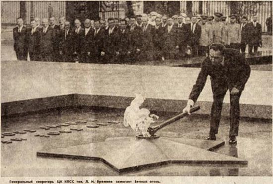 Брежнев зажигает Вечный огонь на Могиле Неизвестного солдата