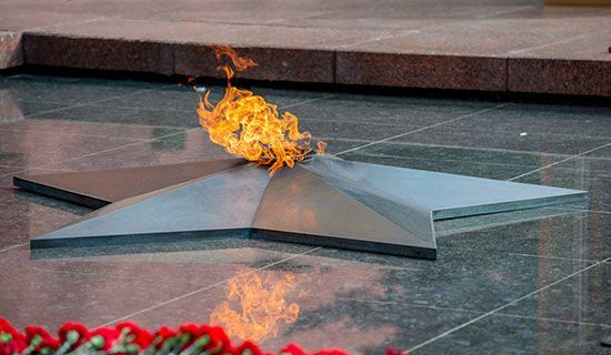 Вечный огонь на Могиле Неизвестного солдата в Москве