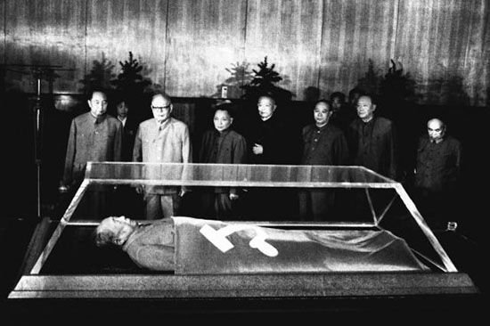 Мао Цзедун в мавзолее