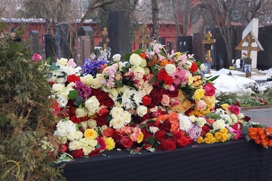 Цветы на могиле Елены Образцовой