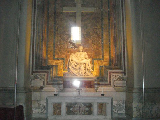 Пьета "Оплакивание Христа" Микиланджело в базилике св.Петра