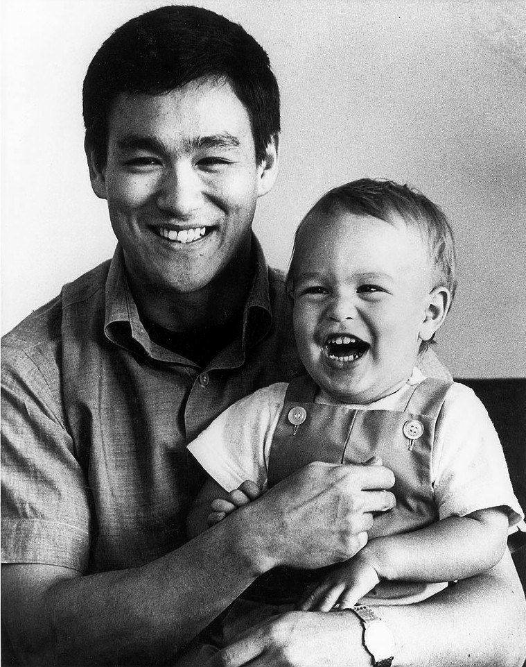 Брюс Ли с сыном Брэндоном, 1966 год