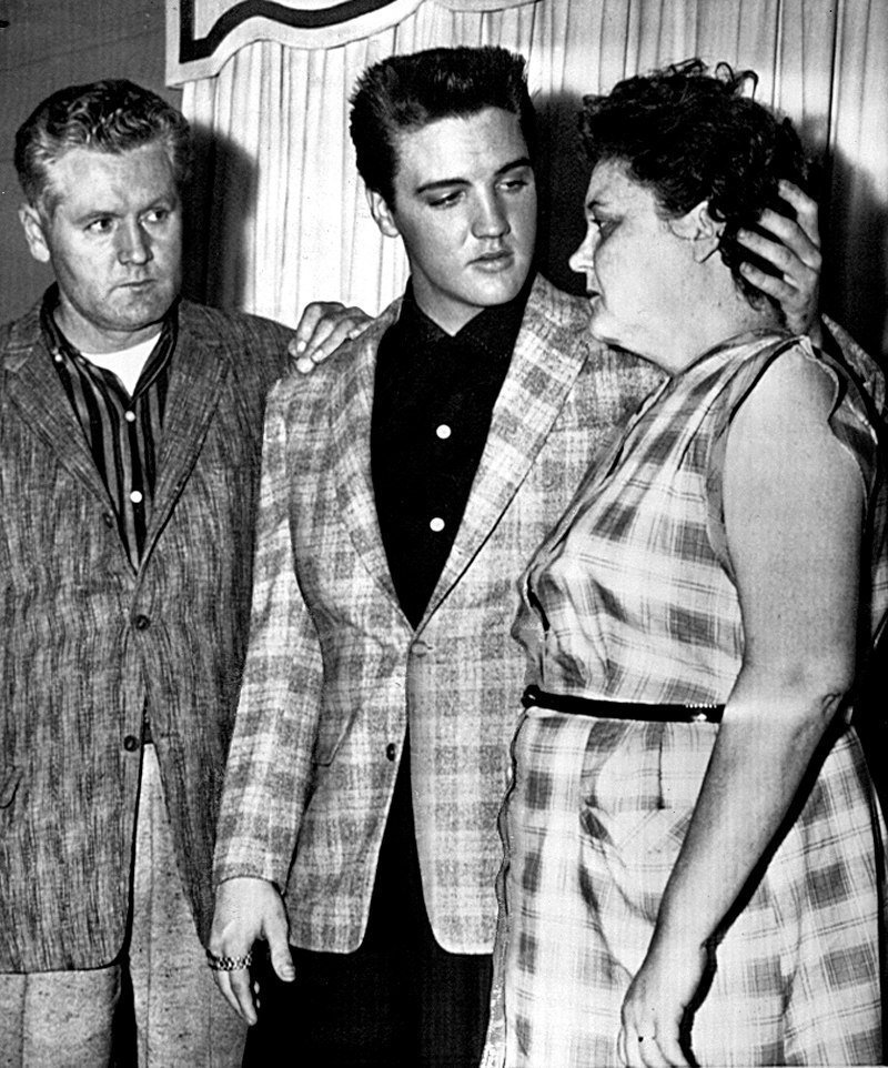 Элвис Пресли с родителями, 1958 год