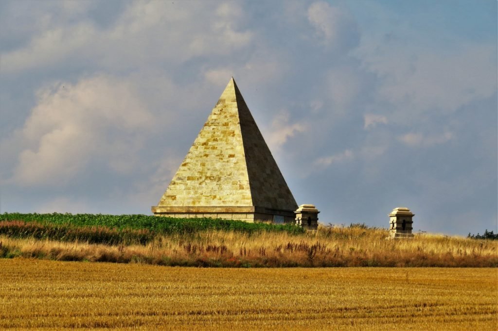 Памятник-пирамида в Касл-Ховарде.