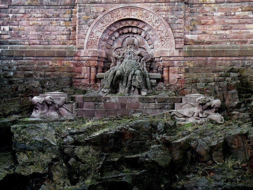 Статуя императора Фридриха Барбароссы у горы Кифхойзер