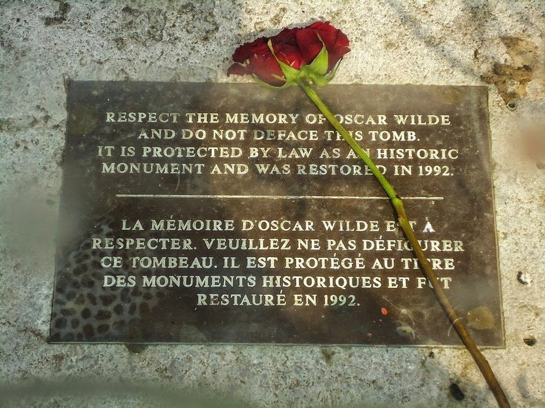 табличка на могиле Оскара Уайльда