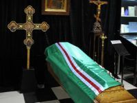 Экспонаты Музея Смерти. Реплика гроба Патриарха Всея Руси Алексия II