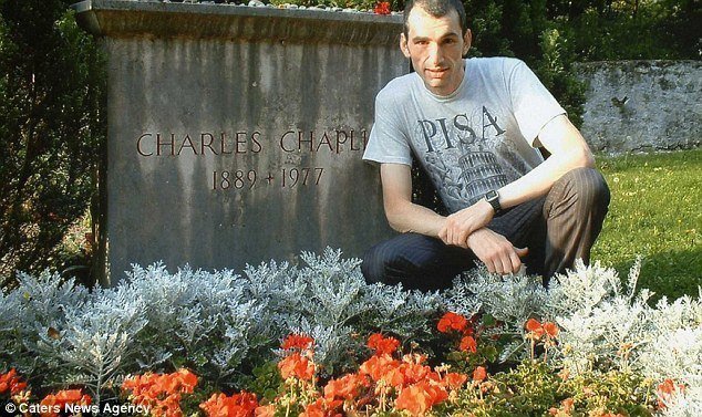 Марк на могиле Чарли Чаплина