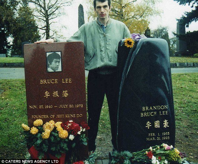 Марк на могилах Брюса и Брэндона Ли