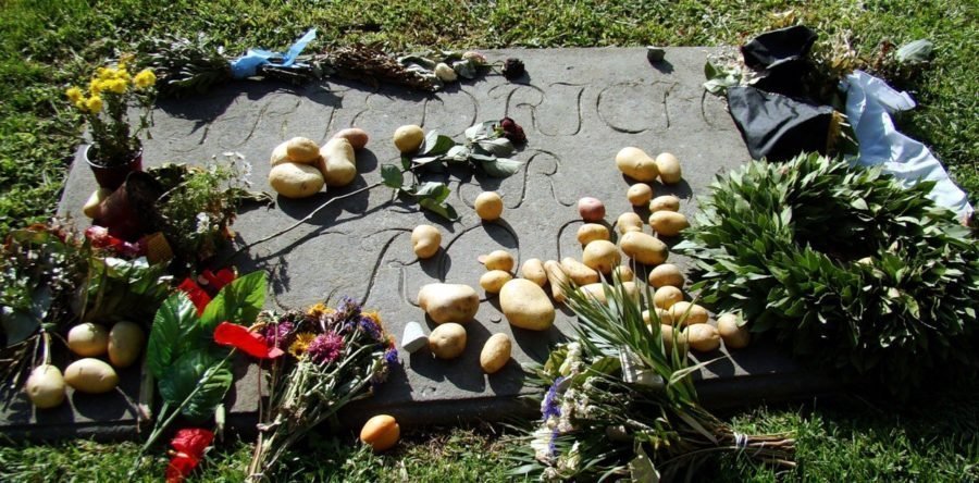 Nadgrobnaya-plita-s-kartofelem-na-mogile