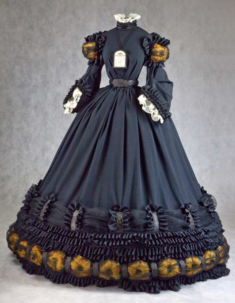 Платье из коллекции музея мировой погребальной культуры