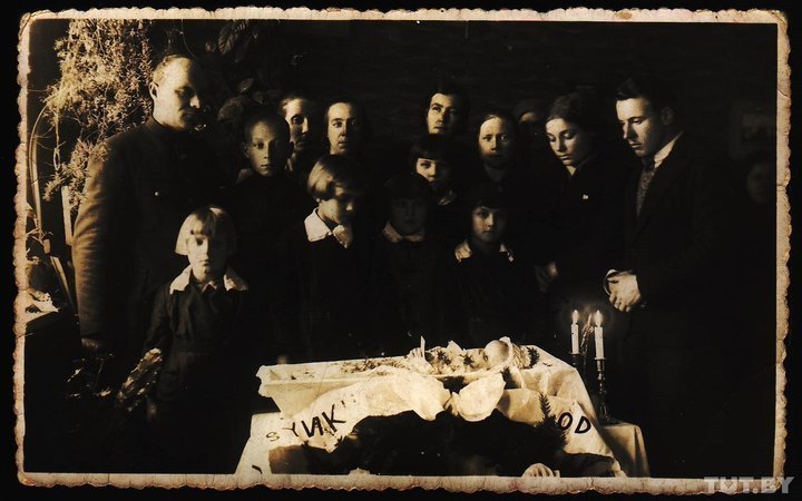 Можно ли хранить фотографии умерших родственников в гробу