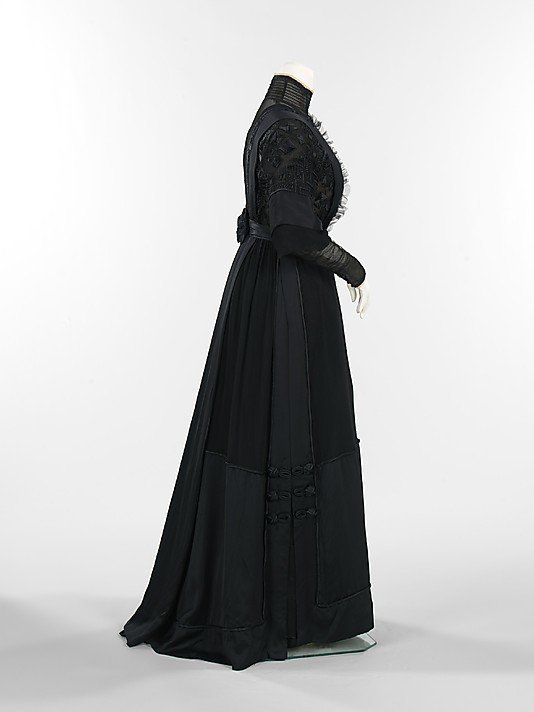 Черное траурное платье