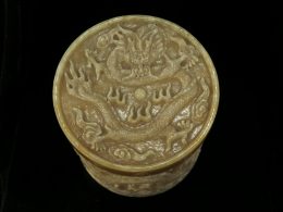 drakon-na-zhyoltom-nefrite-kitajskaya-pogrebalnaya-urna