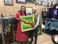 Художник Евгения Милёшина подарила Музею мировой погребальной культуры свои картины