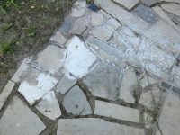 В Москве демонтированные бордюры Театра эстрады оказались надгробиями 18 века